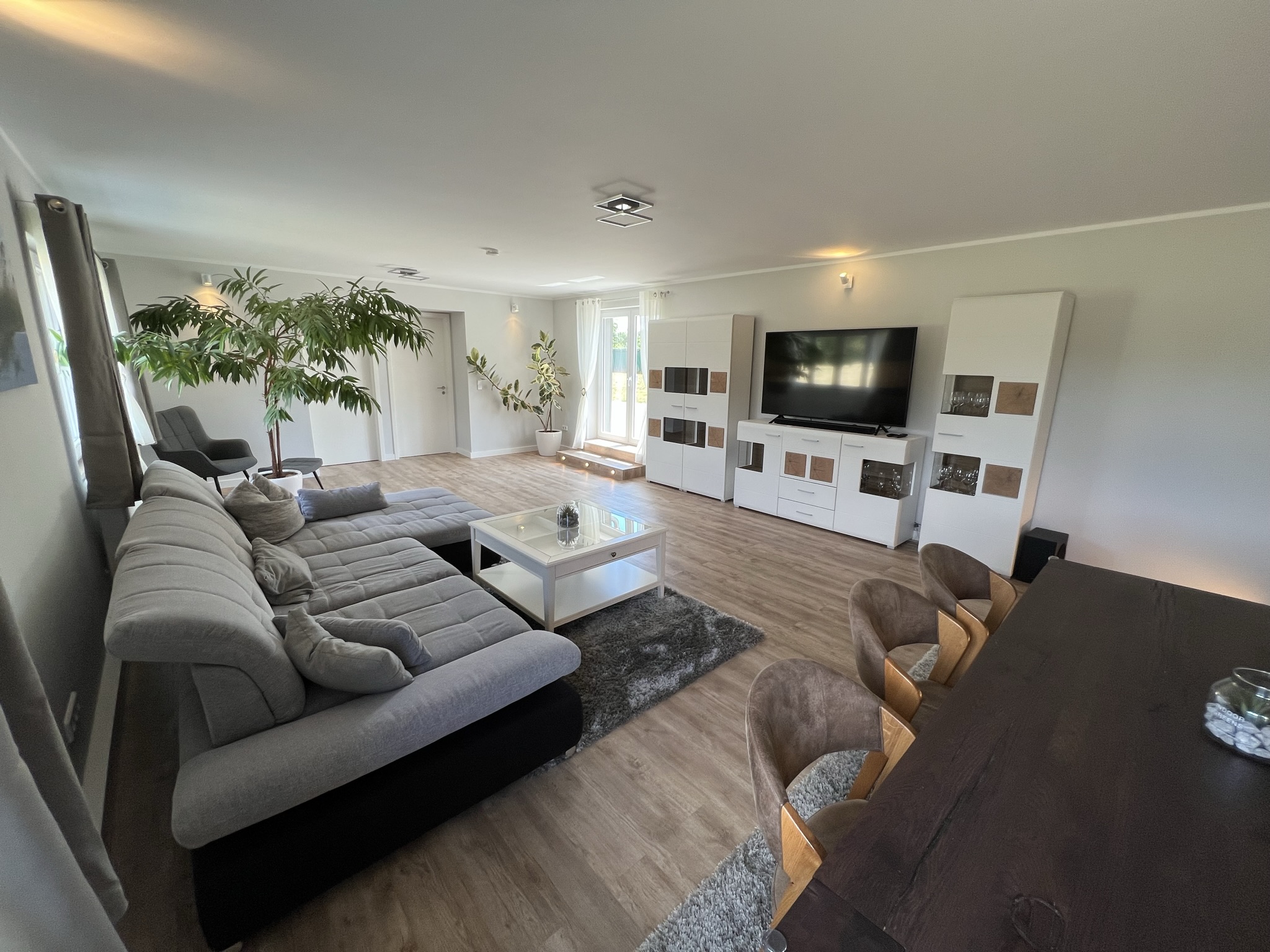 Rossi - Bungalow 4 Schlafzimmer 8 Personen Parkplatz Grundstück Garten